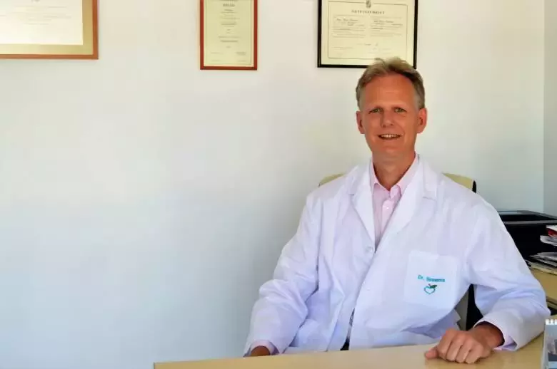 Antiguo médico CEOME S.L. Método Doctor Sinnema Torrevieja, Tratamiento médico para adelgazar,. - Rda. Cesar Canovas Girada